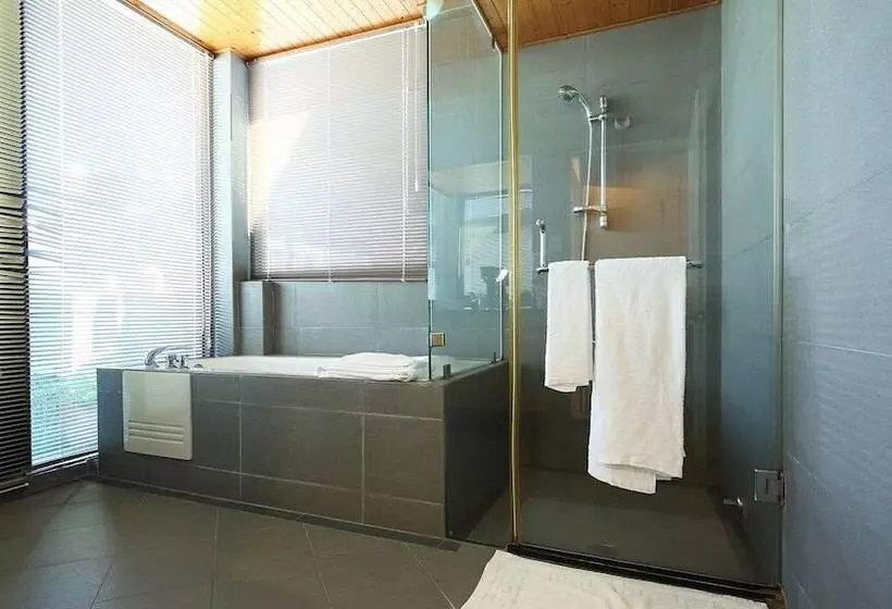 تختخواب و صبحانه Pine Sea And Flower Hostel