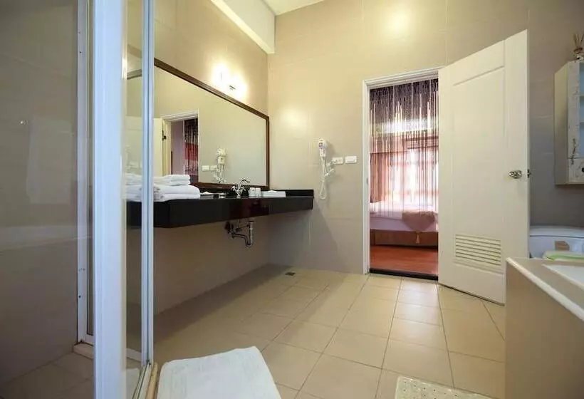 تختخواب و صبحانه Pine Sea And Flower Hostel