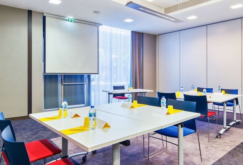 فندق Golden Tulip Marseille Euromed