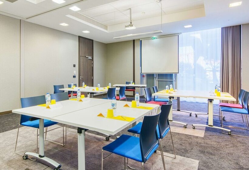 فندق Golden Tulip Marseille Euromed