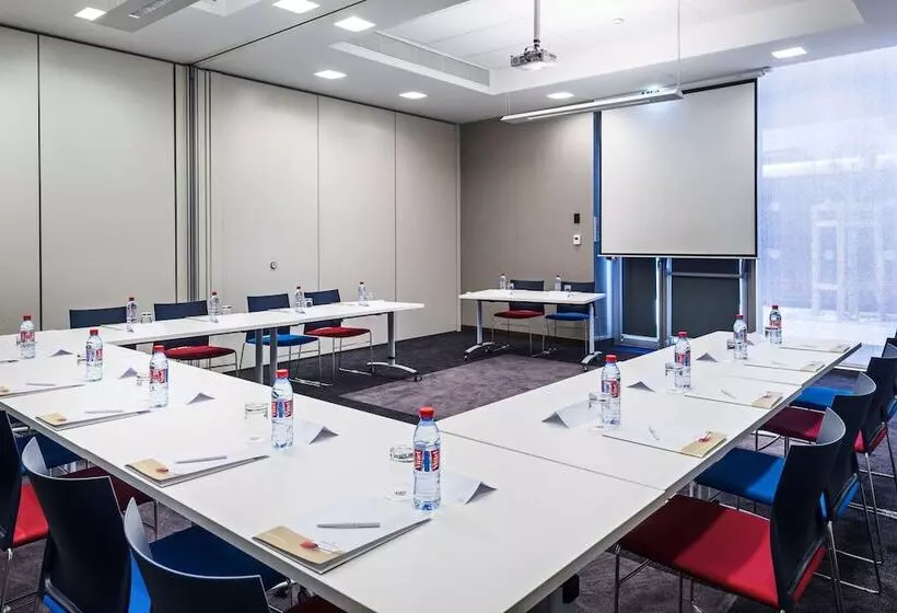 فندق Golden Tulip Marseille Euromed