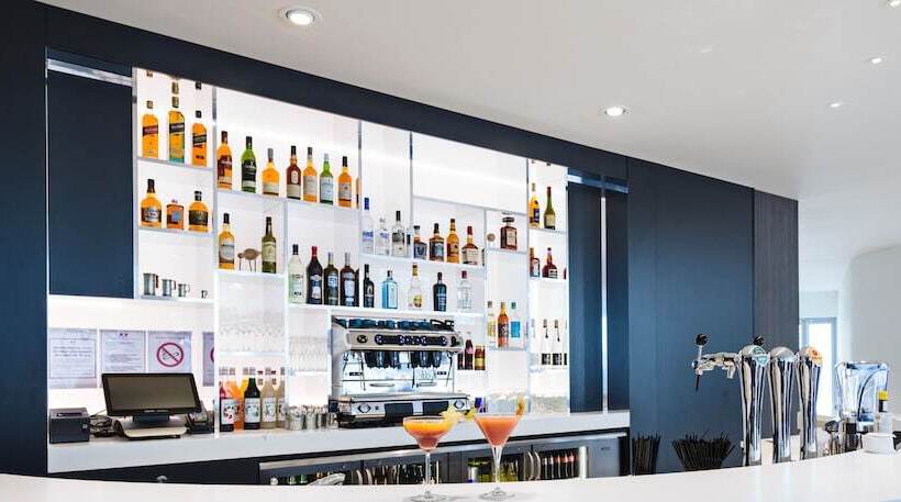 فندق Golden Tulip Marseille Euromed