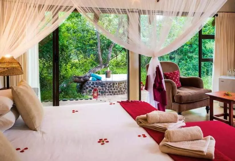 Отель Leopard Walk Lodge