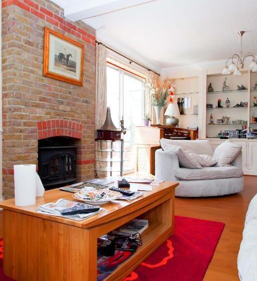 פנסיון Elmcroft Guest House