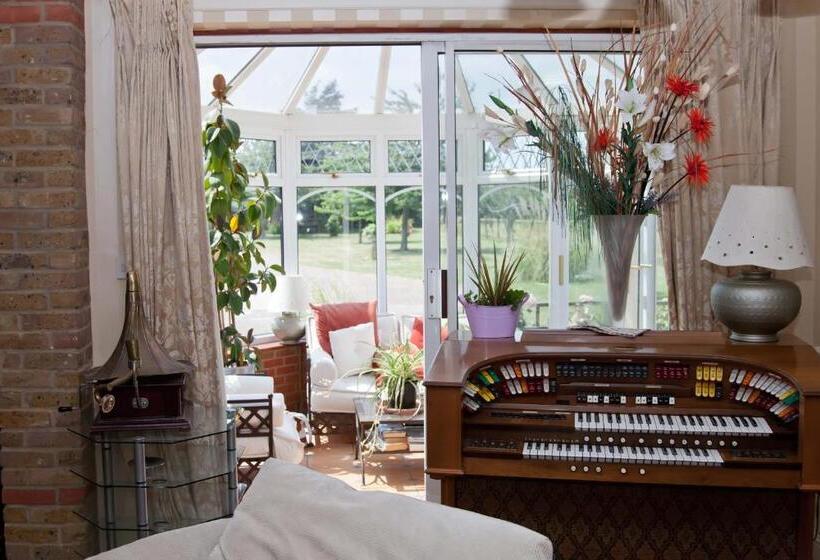 פנסיון Elmcroft Guest House