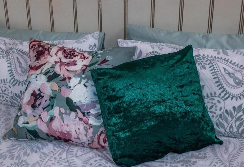 פנסיון Sheilan House