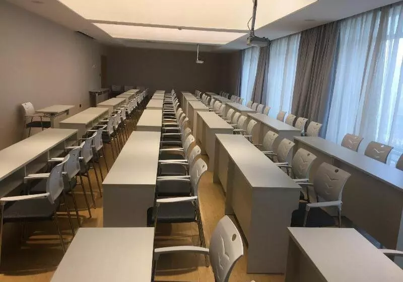 Ji Hotel Lanzhou West Railway Station North