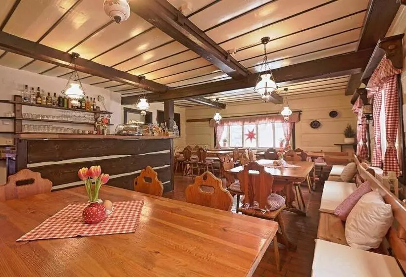 Retkeilymaja Penzion A Restaurace U Paseků