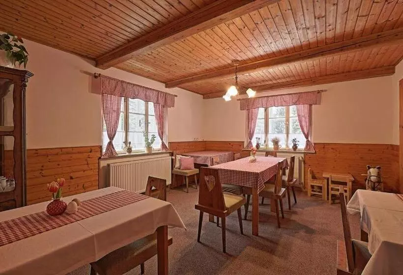 Retkeilymaja Penzion A Restaurace U Paseků