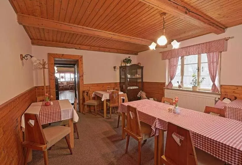 Retkeilymaja Penzion A Restaurace U Paseků