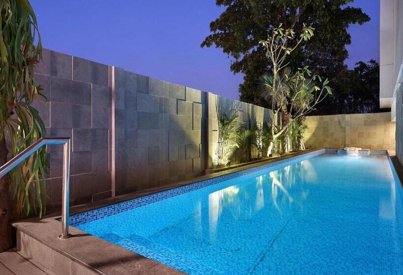 Отель Swissbelinn Simatupang