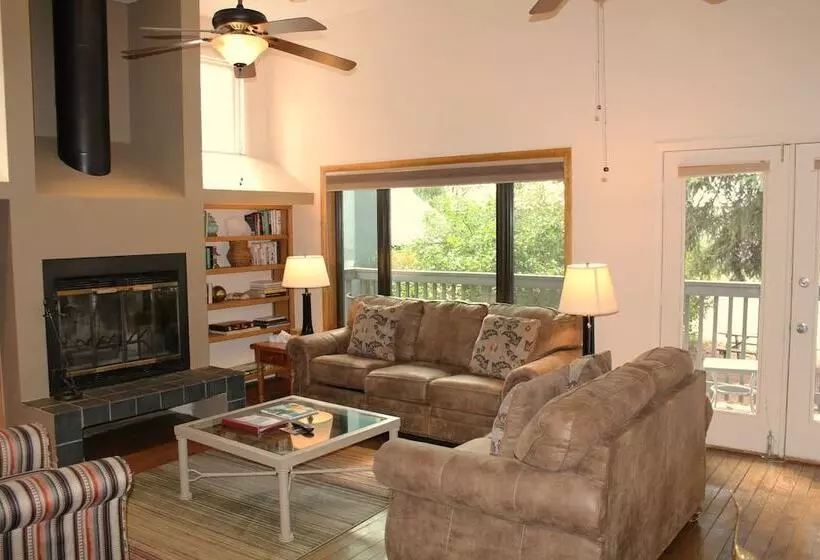 Shadow Mountain Lodge