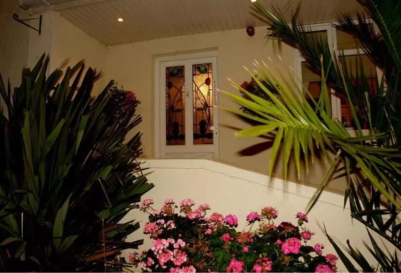 تختخواب و صبحانه Annandale House