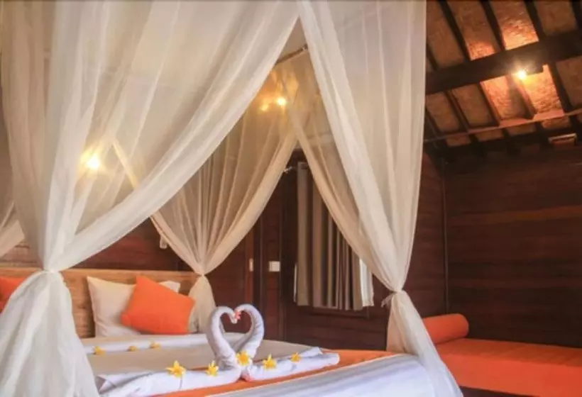 هتل Dinatah Lembongan Villas