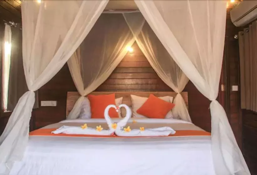 هتل Dinatah Lembongan Villas