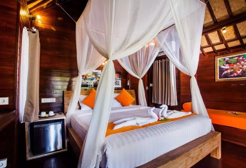 هتل Dinatah Lembongan Villas