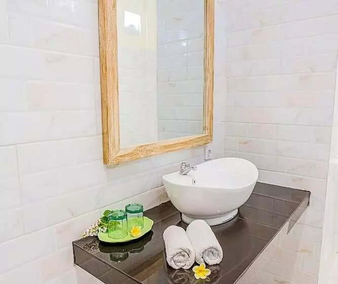 هتل Dinatah Lembongan Villas