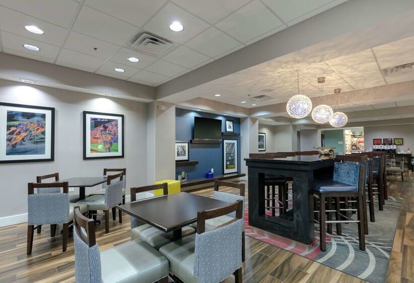 בית מלון כפרי Hampton Inn Emerson Lakepoint