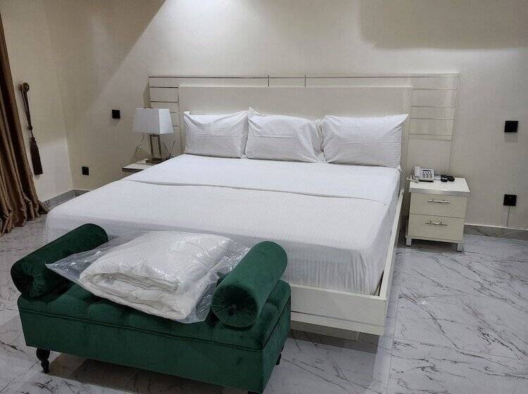 هتل Luxol Homes And Suites