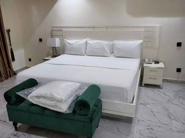 هتل Luxol Homes And Suites