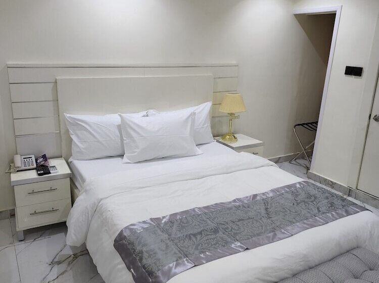 هتل Luxol Homes And Suites