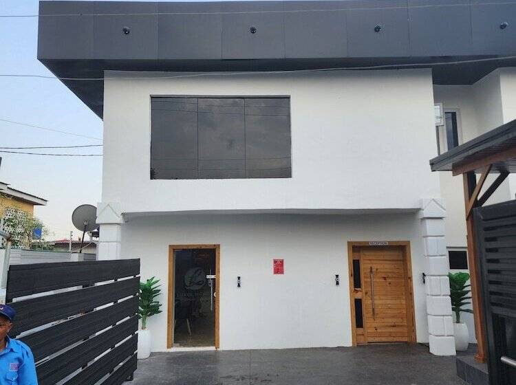 هتل Luxol Homes And Suites