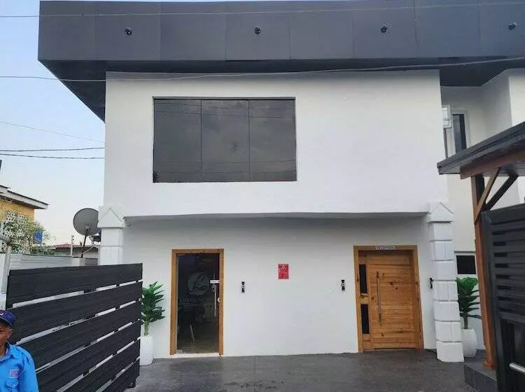 هتل Luxol Homes And Suites