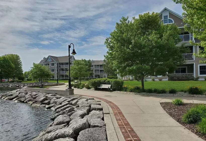 Hotelli Bridgeport Waterfront Resort