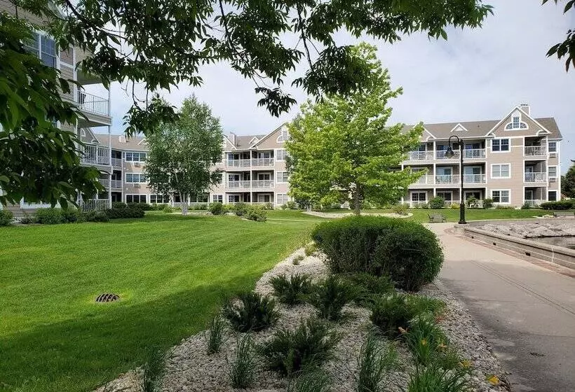 Hotelli Bridgeport Waterfront Resort