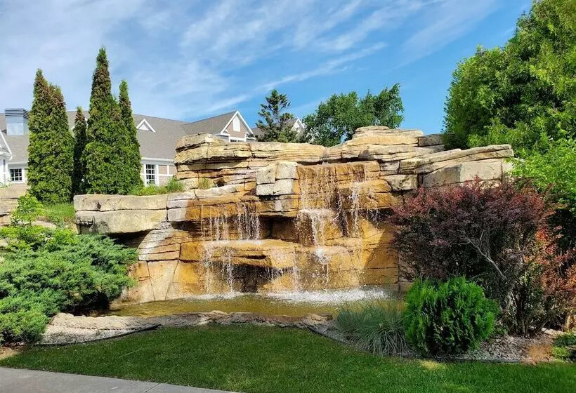 Hotelli Bridgeport Waterfront Resort