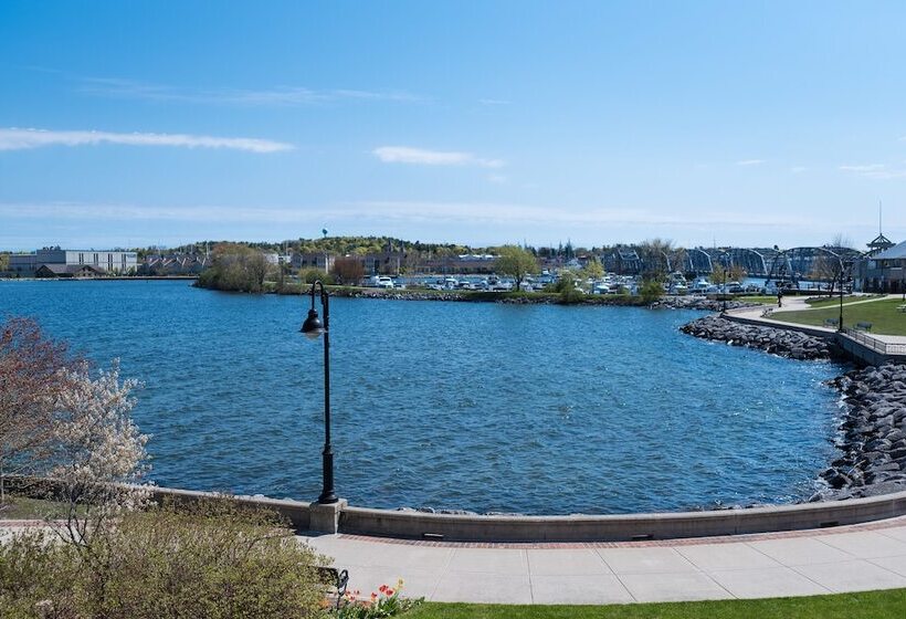 Отель Bridgeport Waterfront Resort