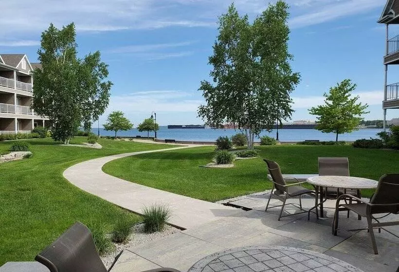 Hotelli Bridgeport Waterfront Resort