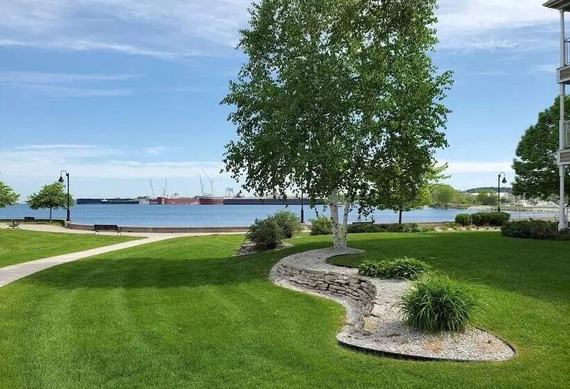 Hotelli Bridgeport Waterfront Resort