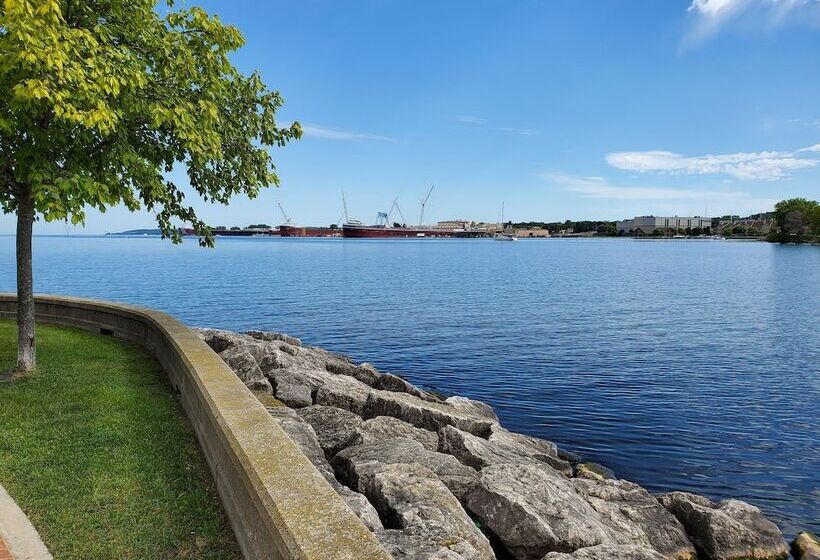 Отель Bridgeport Waterfront Resort