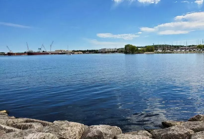 Hotelli Bridgeport Waterfront Resort