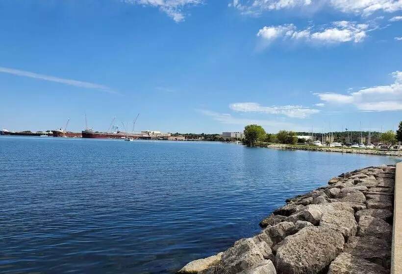 Hotelli Bridgeport Waterfront Resort