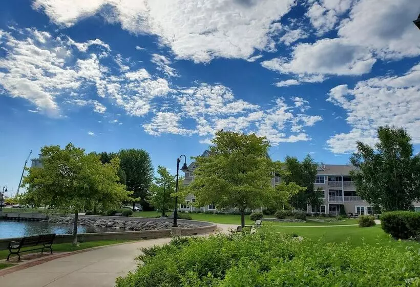 Hotelli Bridgeport Waterfront Resort