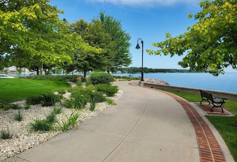 Отель Bridgeport Waterfront Resort