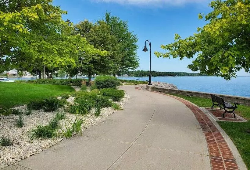 Hotelli Bridgeport Waterfront Resort