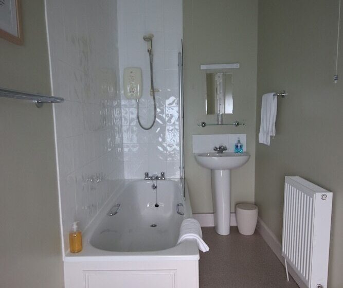 بنسيون Inglestone House Guest House