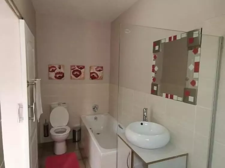 Majatalo Rene S Guest House