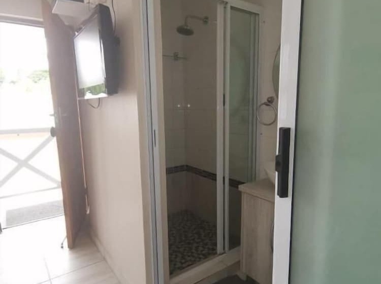 פנסיון Rene S Guest House