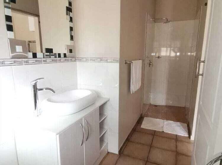 פנסיון Rene S Guest House