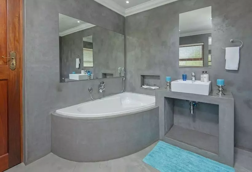 Majatalo White Shark Guest House