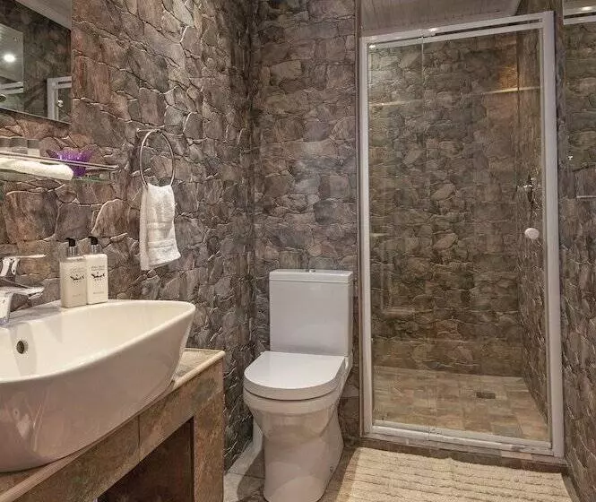 Majatalo White Shark Guest House