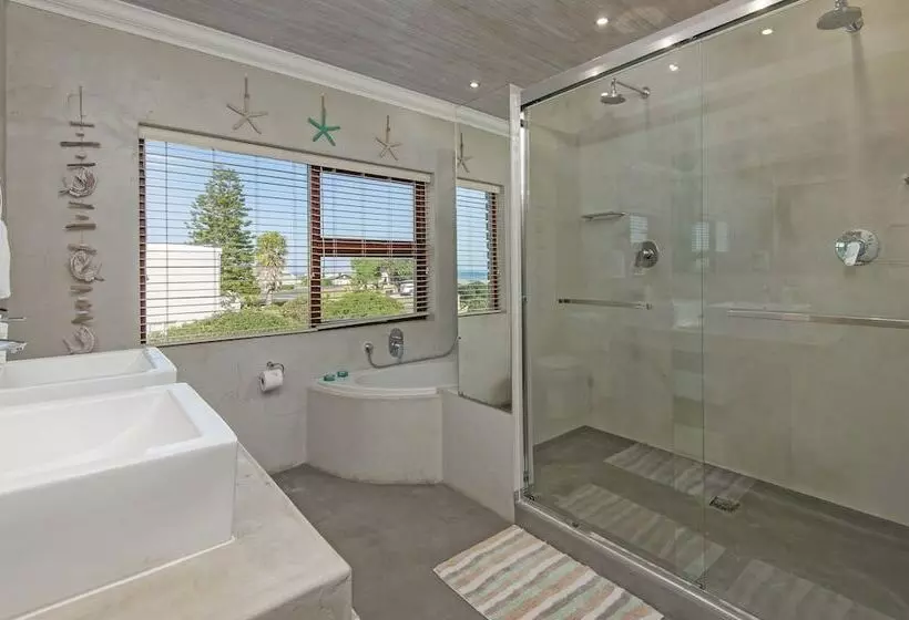 Majatalo White Shark Guest House