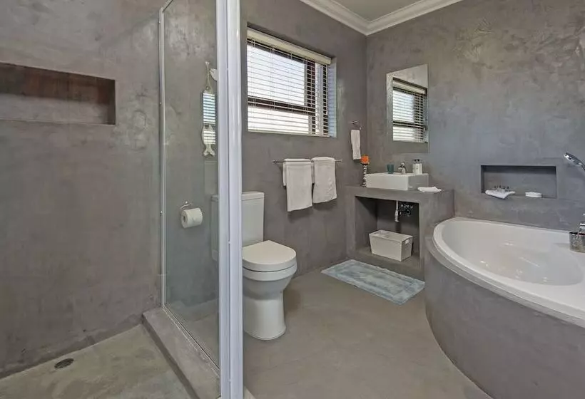 Majatalo White Shark Guest House