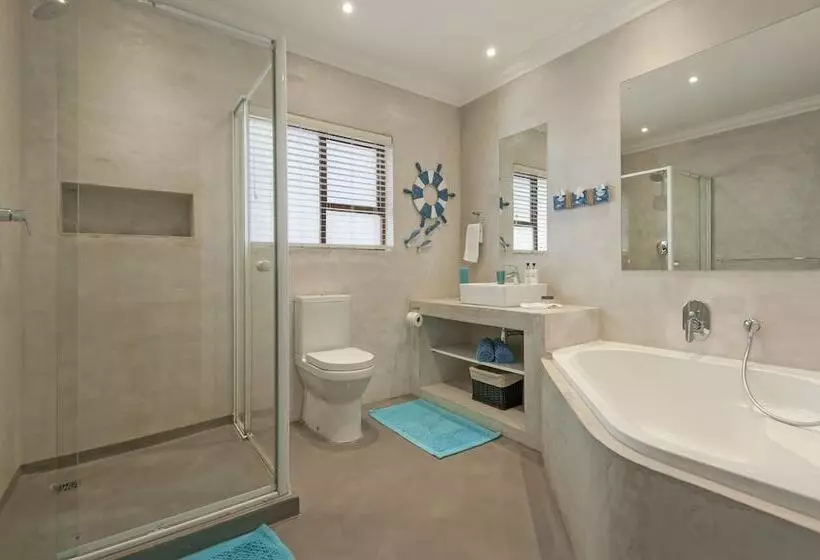 Majatalo White Shark Guest House