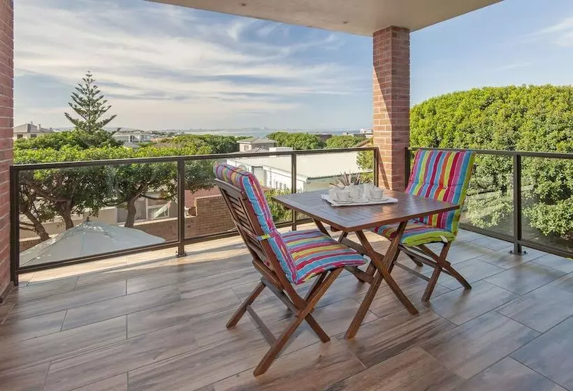 Majatalo White Shark Guest House