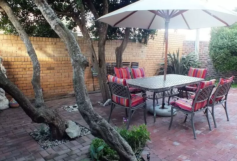 Majatalo White Shark Guest House